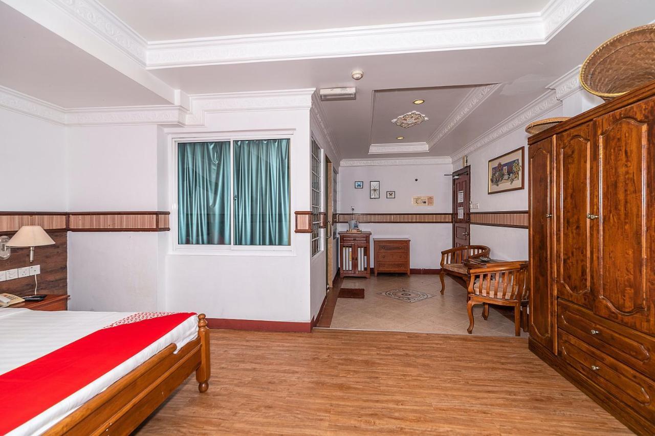 Oyo 89864 Hotel Holiday Park Kota Kinabalu Extérieur photo