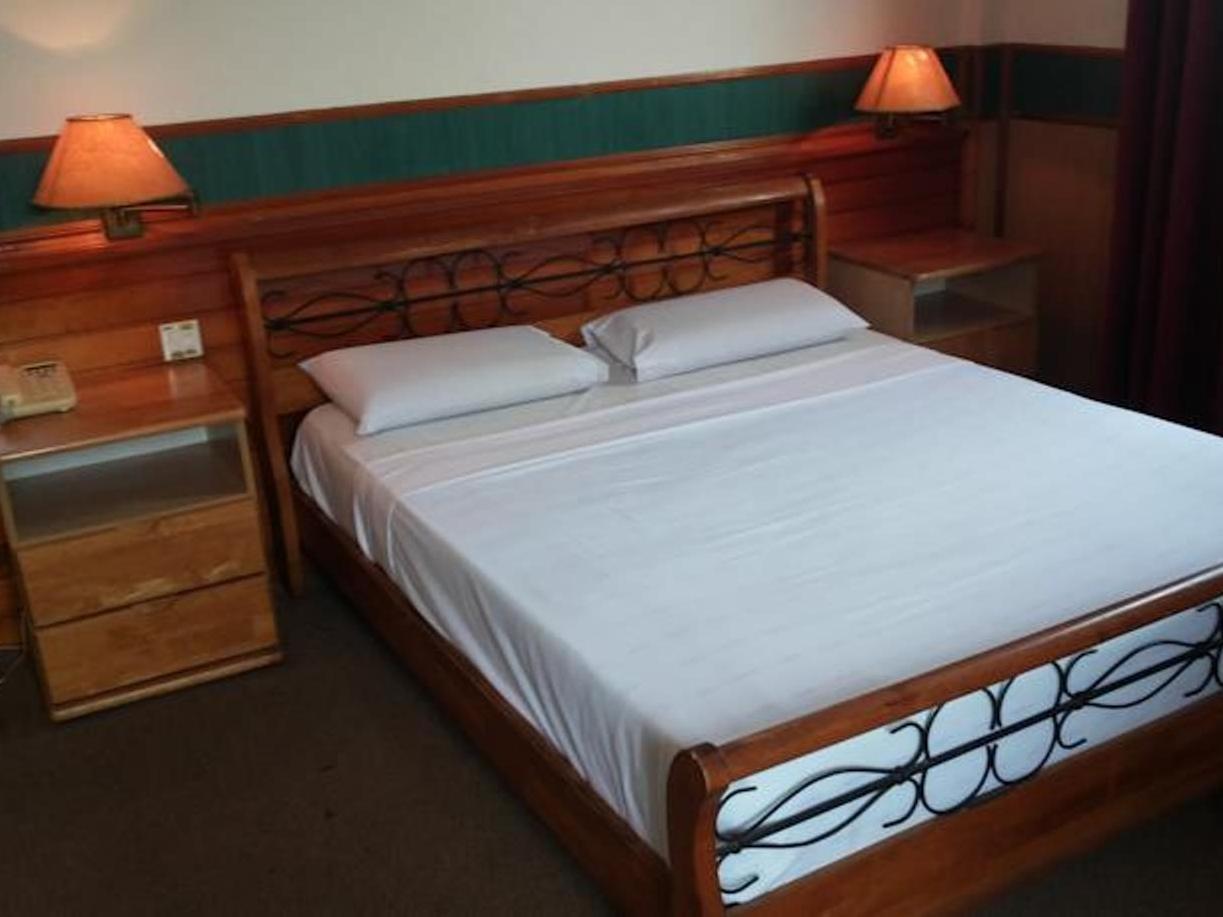 Oyo 89864 Hotel Holiday Park Kota Kinabalu Extérieur photo